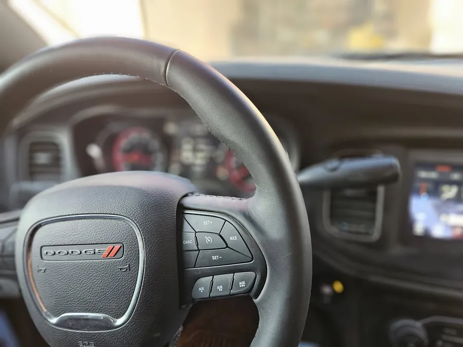 Dodge Charger kormánya és műszerfala belülről