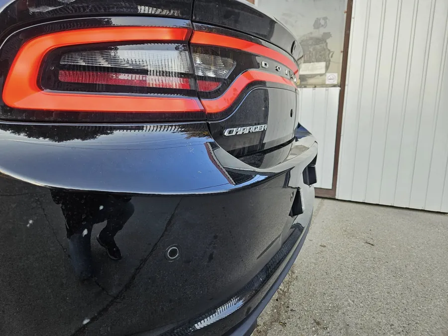 Dodge Charger hátsó lámpája közelről