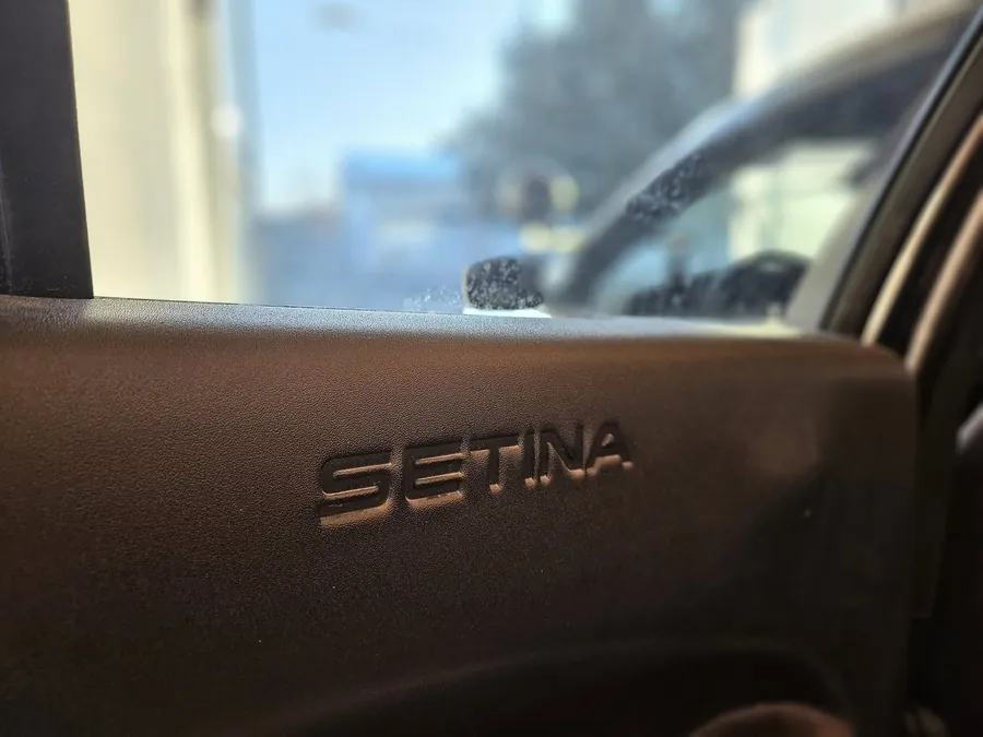 Setina lökhárító felirata közelről