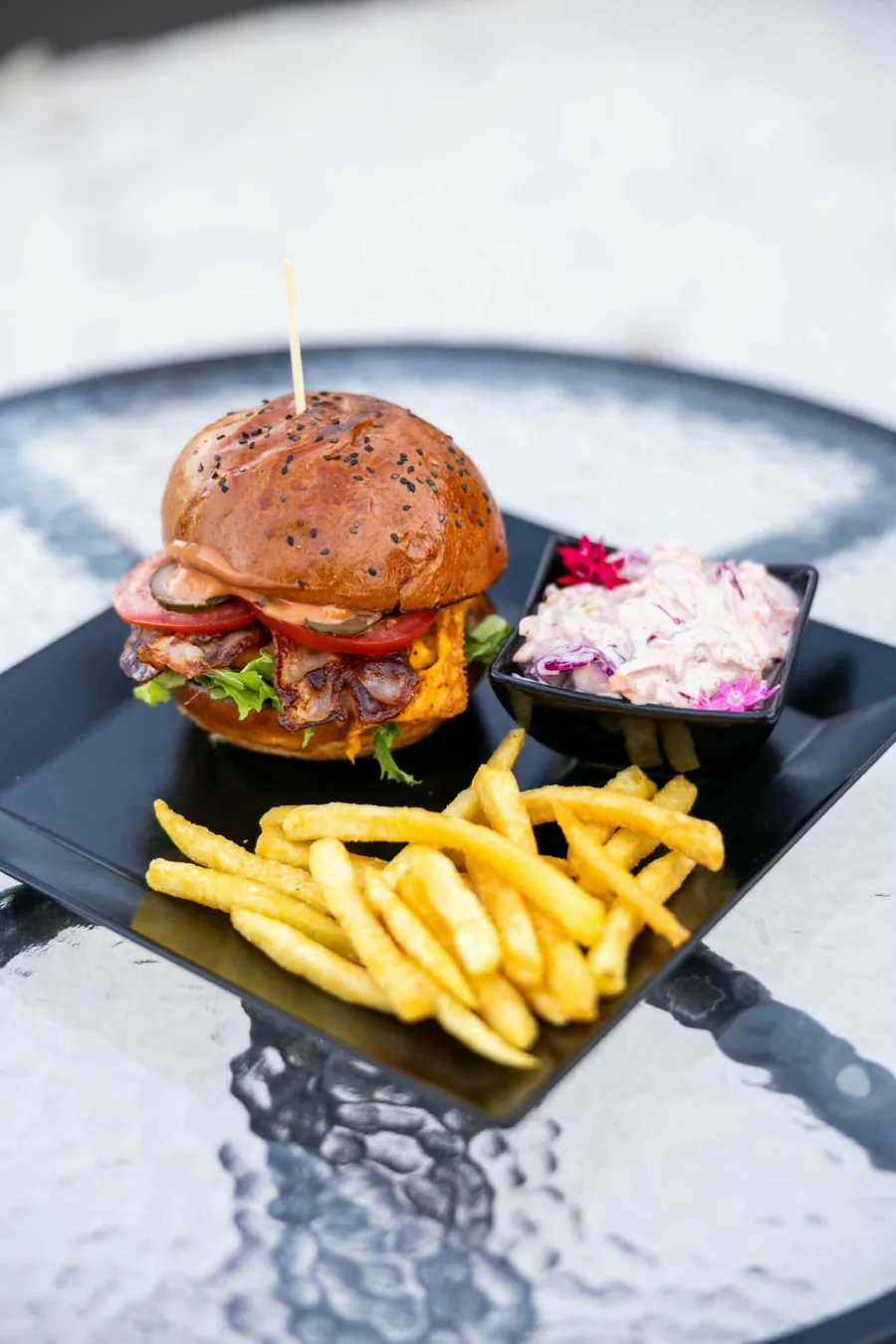 Burger magos zsemlében, ropogós sültkrumplival és coleslaw salátával a YARD 51 udvarán