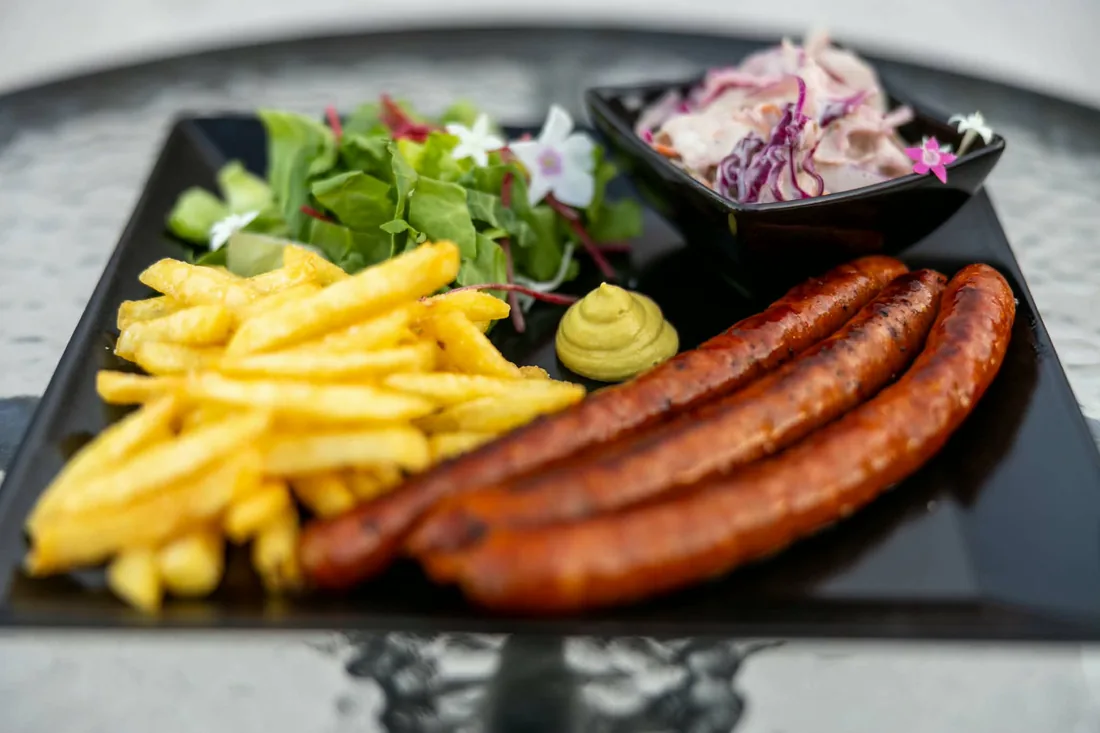 Grillkolbász sültkrumplival, coleslaw salátával és mustárral