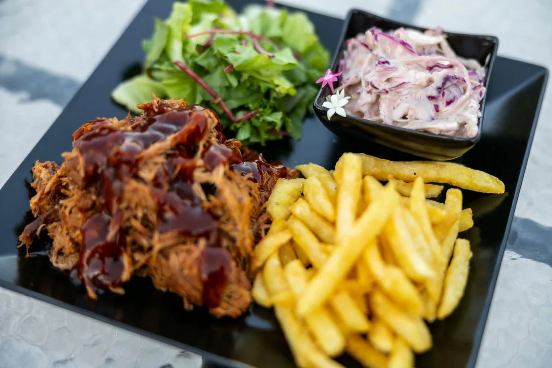 Pulled pork barbecue szósszal, sültkrumplival és coleslaw salátával