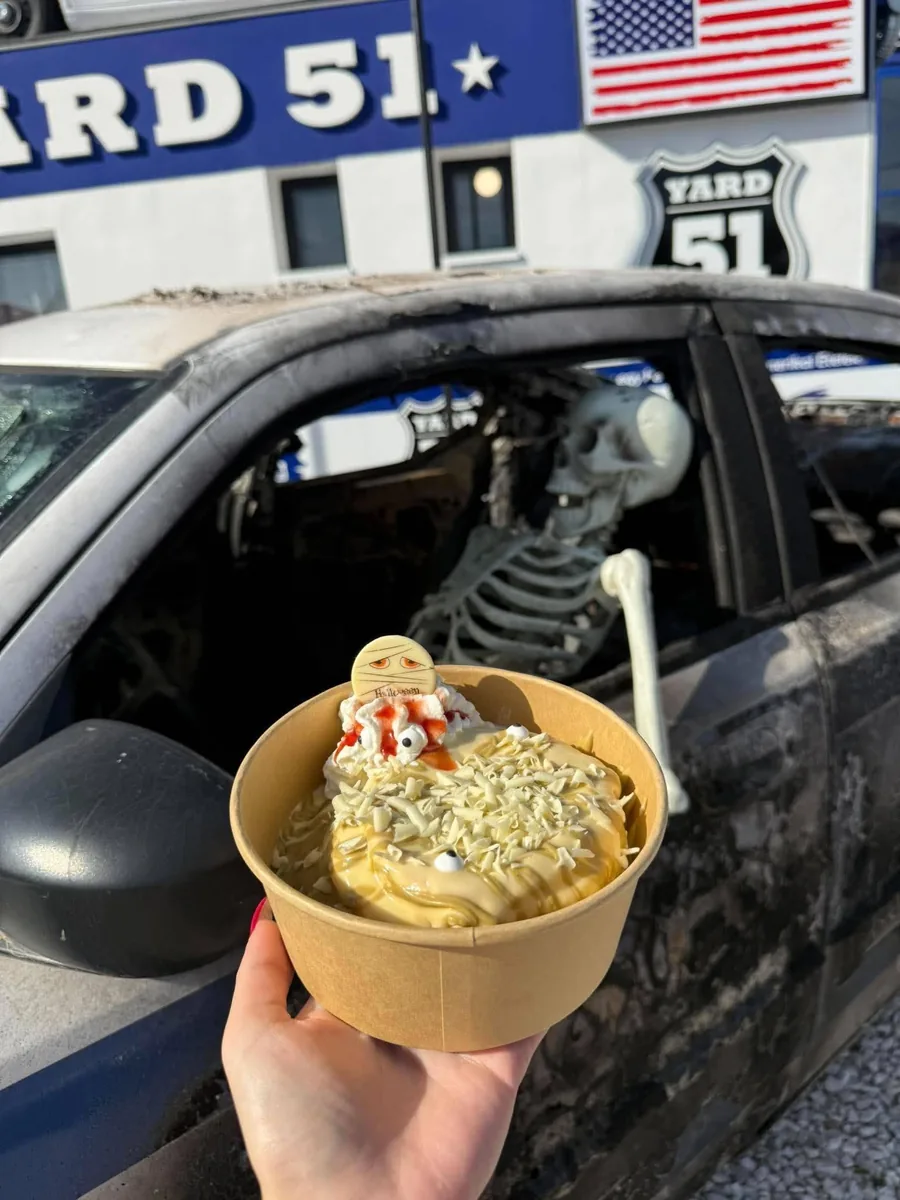 Soufflé palacsinta tálban, háttérben a YARD 51 kaszkadőr rendőrautója