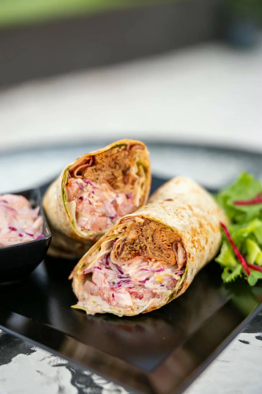Pulled pork wrap közelről, coleslaw salátával