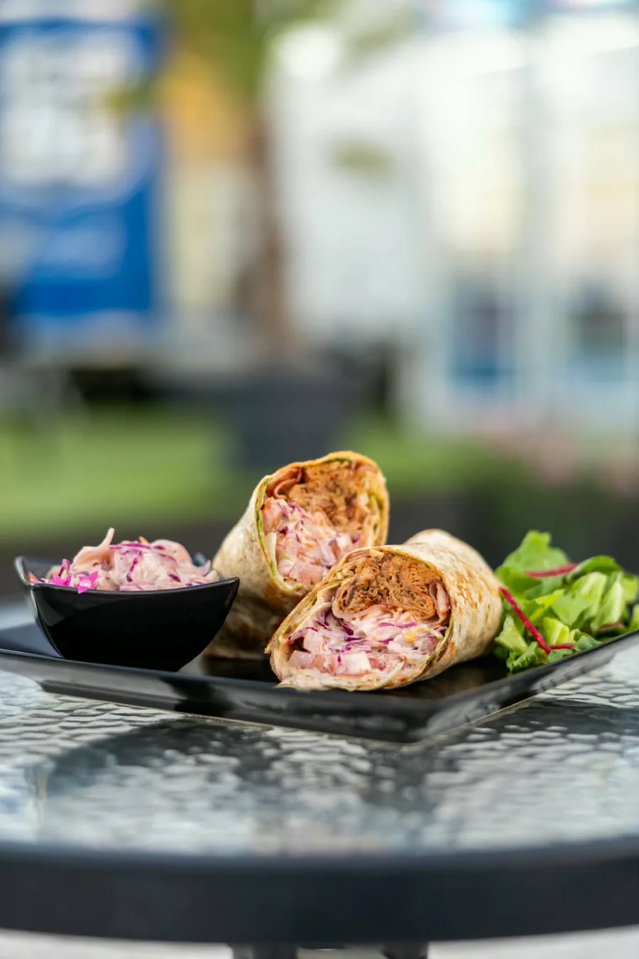 Wrap tál coleslaw salátával a YARD 51 kültéri asztalán