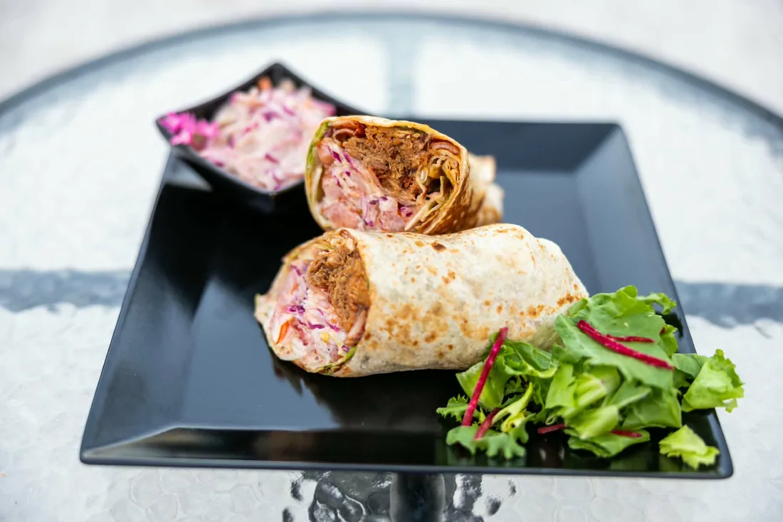 Pulled pork wrap két darabban, coleslaw salátával tálalva