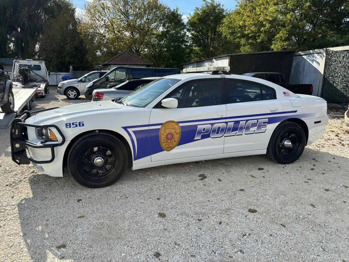 Fehér-kék festésű amerikai Dodge Charger rendőrautó a YARD 51 flottájából